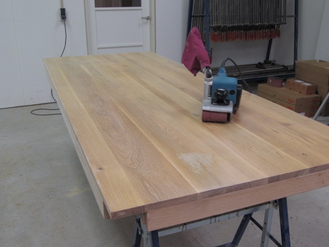 Tafelreparaties, stoelreparaties, kastreparaties en maatwerk fotos Tafel schuren en lakken