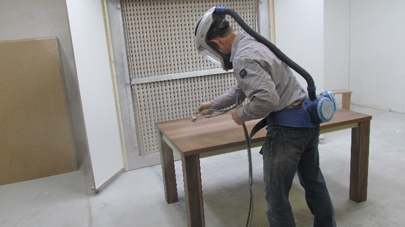 Tafelreparaties, stoelreparaties, kastreparaties en maatwerk fotos Tafel schuren en lakken